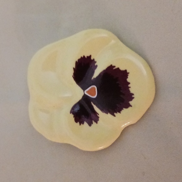 Vintage Avon Pansy Flower Brooch Pin Porcelain Yellow - Picture 4 of 6